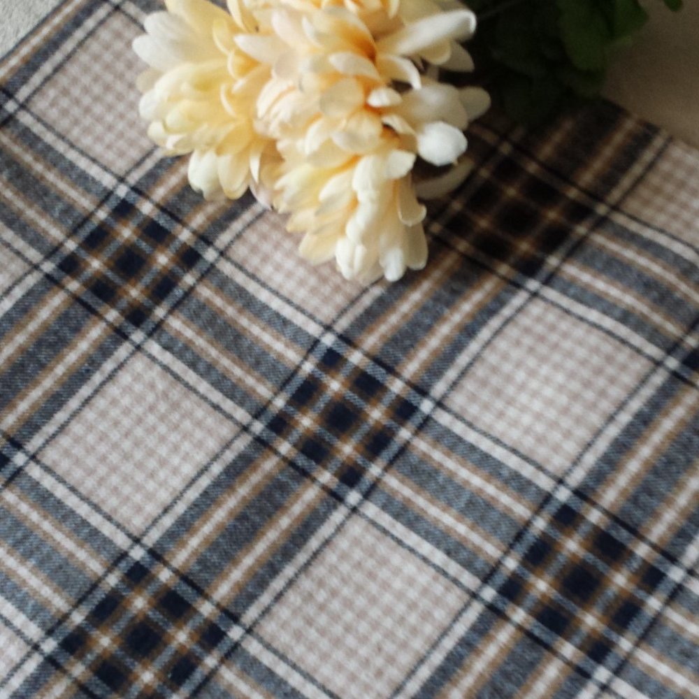 NWT DecorativeTABLE RUNNER - Picture 5 of 6